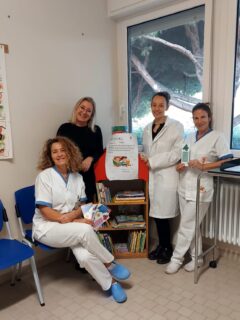 In questi giorni la nostra scuola ha donato alcuni albi illustrati alla Pediatria  della casa della Comunità di Cesenatico ASL ROMAGNA. 
La dott.ssa Laura Bisoffi  e le infermiere  Stefania Zaccanti e 
Liana Giancono aspettano tutti i bambini e  le bambine con grande calore e tante nuove proposte di lettura! 
Liana e Stefania insieme alla maestra Micaela, tutte 
neo-volontarie di Nati per Leggere, sanciscono con un sorriso il loro impegno nel promuovere la lettura condivisa fin dai primissimi giorni di  vita e collaborano alla divulgazione della buona pratica della lettura  partecipando attivamente anche al ‘patto per la lettura’ di  CESENATICO CITTÀ CHE  LEGGE, in collaborazione con la Biblioteca di Cesenatico e tanti altri enti che ne fanno parte! 

BUONA LETTURA A TUTTI! 

#cesenatico #scuolaschuster #pediatriacesenatico