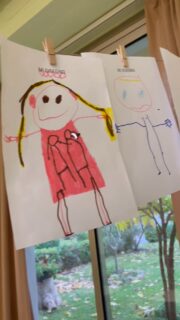 Il nostro viaggio alla scoperta del corpo umano 🧍🏻‍♀️🧍🏼 è stato un percorso bello ricco. 
Dopo la lettura dell’albo illustrato “Un buongiorno perfetto”, i bambini si sono immersi in un’attività creativa che li ha portati a riconoscere e rappresentare le diverse parti del corpo. 
Hanno dato poi vita a un magnifico lavoro: sagome, figure geometriche, disegni che raccontano ciò che hanno imparato, mostrando attenzione, cura e tanta fantasia.

#cesenatico #scuolaschuster #allascopertadelcorpo