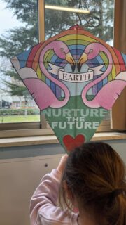 Mani in movimento e fantasia in volo!
Un laboratorio creativo per imparare a costruire il proprio aquilone 🪁
É stata un’esperienza molto divertente e coinvolgente! 
Grazie @artevento_cervia_kite_festival 🩵