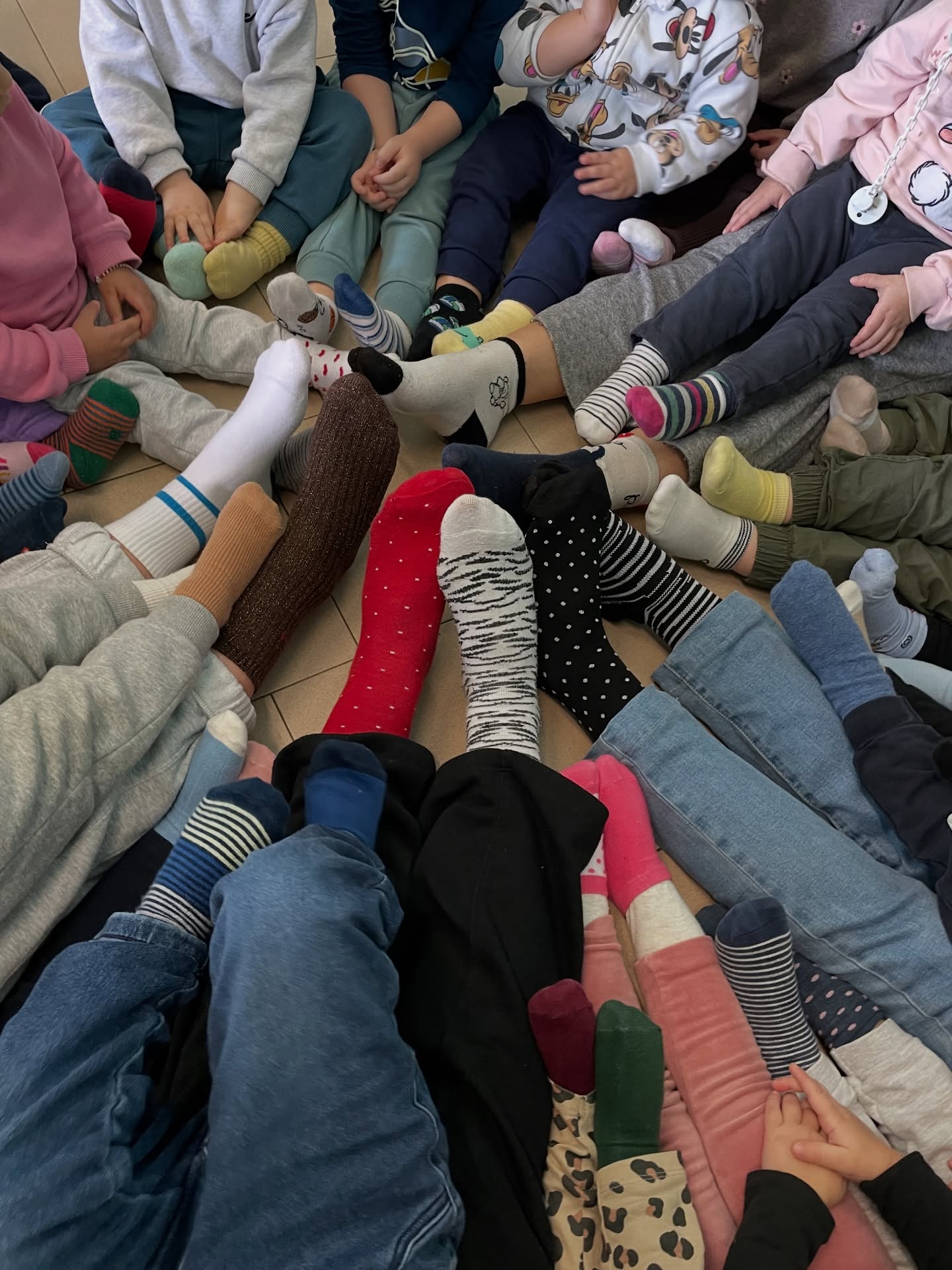 Oggi indossiamo calzini spaiati 🧦
Per ricordarci che non dobbiamo essere uguali per stare insieme.
La diversità è bellezza, è valore, è umanità 🩵

#cesenatico #scuolaschuster #giornatadeicalzinispaiati