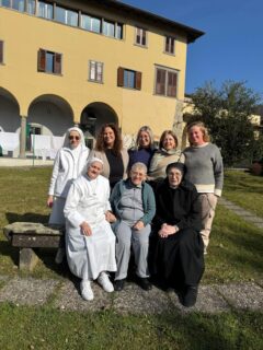 Fine settimana di condivisione e crescita con una piccola parte dell’équipe, ospiti nel suggestivo Convento di Gandino delle Suore Orsoline.

Abbiamo scelto di fermarci, ascoltare e ritornare alle radici, approfondendo le fondamenta lasciate da Sant’Angela Merici: educare con amore, presenza e responsabilità.

Tra riflessioni condivise e lavoro concreto, abbiamo sperimentato la bellezza della cooperazione nella sala del cucito di Suor Rosa: mani che lavorano insieme, menti che progettano, cuori che si accordano.

Un tempo prezioso per rinsaldare il senso del nostro fare quotidiano. Perché prima di educare, si cresce. Insieme.

#scuolaschuster