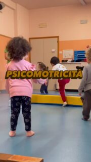 Nella nostra scuola la psicomotricità é un pilastro fondamentale del percorso di crescita. Attraverso il movimento, i bambini imparano a conoscere il proprio corpo, a gestire le emozioni e a relazionarsi con gli altri.

Perché è così importante?

➡️Sviluppa la coordinazione e l’equilibrio.

➡️Accresce la fiducia in se stessi.

➡️Trasforma il gioco in uno strumento di apprendimento cognitivo.

Grazie alla guida esperta del maestro @eugenio_bosi , ogni settimana i bambini esplorano nuove sfide motorie, imparando a superare piccoli ostacoli e a fare squadra.

#scuolaschuster #psicomotricità #impararegiocando