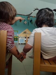 A voi bimbe, vi auguriamo di essere sempre curiose, determinate e coraggiose, di credere in voi stesse e di non avere paura di inseguire ciò che vi rende felici. 

Siate libere di sorridere, di sbagliare, di imparare e di rialzarvi, sempre. Il mondo ha bisogno della vostra forza, della vostra gentilezza e della vostra luce. 

Un augurio anche a noi maestre, perché possiamo ogni giorno essere esempio di rispetto, fiducia e possibilità. 

E un grazie speciale a tutte le mamme, nonne e zie che accompagnano con amore i bambini nel loro cammino, seminando valori, cura e speranza. 

Buona Festa della Donna a tutte le donne di oggi e di domani. 🌼