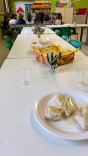 Oggi in sezione, insieme ai bambini, abbiamo rivissuto l’Ultima Cena. 🍞✨ 
Attraverso un semplice racconto e i simboli che aveva utilizzato Gesù, il pane e il vino (per noi succo di frutta), i bambini hanno potuto vivere questa parte di storia, rendendola un pochino più concreta e comprensibile 💛 

#scuoladellinfanzia #cesenatico #scuolaschuster