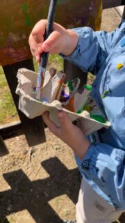 Lasciar correre il pennello mentre la natura fa da cornice 🎨🍃
C’è una magia speciale nel dipingere all’aria aperta: la luce del sole, i colori del giardino e il ritmo della musica classica creano un’atmosfera sospesa, dove l’unica regola è dare forma alla propria fantasia.

Vedere i nostri piccoli artisti immersi in questo spazio aperto ci ricorda quanto sia fondamentale lasciarli liberi di esplorare, sporcarsi le mani e colorare il mondo con la loro unicità. 

#cesenatico #scuolaschuster