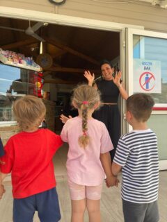 Questa settimana i bambini di 3 e 4 anni hanno vissuto una mattinata davvero speciale in spiaggia: sorrisi, entusiasmo e tanta felicità hanno accompagnato il consueto appuntamento annuale dedicato a una colazione🥐 e a un pranzo🍝, diversi dal solito e ancora più gustosi da condividere insieme!🌊
Grazie a Milli ed a tutto lo staff di @bagno_villa_celeste per l’accoglienza, i sorrisi, la paziente ospitalità!