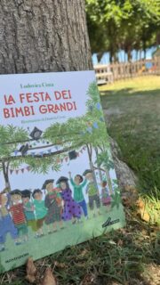 Tre anni insieme, tre anni di vita condivisa, non si chiudono con un fine turno. Restano addosso. Nei gesti, nelle parole, nei silenzi pieni di affetto. 
Abbiamo letto insieme “La festa dei bimbi grandi” e tra una parola e l’altra ci siamo ritrovati dentro 3 anni di vita condivisa. 
Sono riaffiorati i nostri giochi, le mani sporche di colori e fantasia, le attività svolte con occhi pieni di meraviglia. Le nostre canzoni cantate a squarciagola, le risate, il rumore felice delle scoperte. 
E poi i ricordi più piccoli, quelli che fanno tremare il cuore. Chi, soprappensiero, ti chiama “mamma” senza accorgersene, chi all’inizio era titubante, chi parlava poco ma aveva dentro un universo intero, chi aveva paura di sbagliare e oggi invece sa guardare il mondo negli occhi. 
E mentre vi guardiamo andare verso il futuro, noi restiamo qui…con gli occhi lucidi, il cuore pieno e l’anima grata di avervi incontrati.