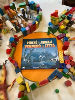 Dopo la lettura di “Perché gli animali vennero in città”, il gioco è nato da sé.
Costruzioni che diventano mura, animali che si avvicinano piano.
Quando le storie scendono dalle pagine e trovano spazio sul tavolo 😍

#scuolaschuster #cesenatico