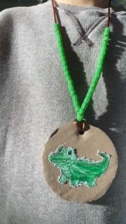 🐊 Medaglia di Piccolo Coccodrillo 🐊

Dopo aver colorato con i pastelli, i bimbi hanno ritagliato il coccodrillo con il punteruolo e lo hanno incollato su un cartoncino tondo 🐊
Poi hanno colorato la pasta e creato una loro collana.

#cesenatico #scuolaschuster