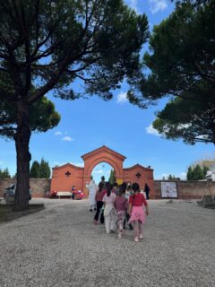 In occasione della commemorazione dei defunti, i grandoni della scuola dell’infanzia hanno visitato il cimitero di Cesenatico per portare un fiore creato da loro. 💐
Un momento di dolce raccoglimento per imparare che ricordare chi non c’è più fa parte della vita, e che anche un piccolo gesto può custodire tanto affetto. 🌷

#cesenatico #2novembre #scuoladellinfanzia