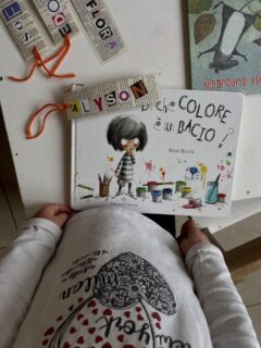 Perché leggere? 
Perché leggere a un bambino è come aprire una piccola finestra sul mondo.

È donargli parole nuove, che un giorno userà per raccontarsi.

È offrirgli emozioni morbide, da tenere in tasca quando il cuore farà rumore.

È costruire insieme un rifugio fatto di voce, tempo e presenza.

Leggere a un bambino significa insegnargli a guardare lontano, a dare un nome alle cose, a riconoscere la bellezza nascosta nelle piccole storie quotidiane.

E, senza accorgercene, significa anche insegnargli ad amare: i libri, gli altri e se stesso.

#cesenatico #scuolaschuster #leggereinsieme