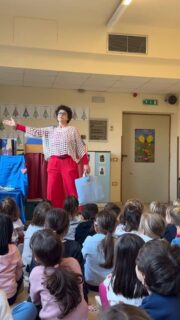 Un Natale pieno di racconti e magia🎄

La storiatrice Elisa Mazzoli, insieme al suo piccolo topolino, ha conquistato i bimbi della nostra scuola con storie natalizie raccontate con il suo instancabile entusiasmo. Una mattinata speciale, divertente e coinvolgente, che ha lasciato il segno nei cuori di tutti ❤️ 
Grazie!