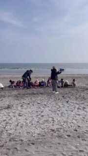La spiaggia è il nostro posto del cuore. 🌊 
Un luogo dove correre, saltare, rotolarsi e scalare le dune. Qui ogni conchiglia, ogni oggetto trovato sotto la sabbia diventa un tesoro. 
Ma è anche un luogo dove fermarsi ad ascoltare. Ascoltare il rumore delle onde, dell’elicottero che passa o il racconto di storie bellissime. 
E lasciamo che il mare faccia da sottofondo ai nostri ricordi più belli.

#scuolaschuster #cesenatico #scuoladellinfanzia