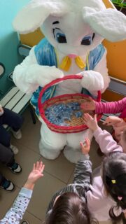 🐰✨ Una sorpresa dolcissima é arrivata nella nostra scuola! 

Il coniglietto pasquale saltellando tra le sezioni ha portato tanta allegria… e ovetti di cioccolato 🍫🥚💛
 
Gli occhi dei bimbi si sono illuminati di stupore, la magia della Pasqua ha preso vita, grazie mamma Jennifer! 🐰🥚💗