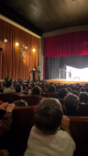 Oggi al teatro con i bambini della scuola dell’infanzia abbiamo assistito allo spettacolo “L’elefantino”, una storia fatta di fantasia, musica e divertimento 🐘🎶 

Tra calzini che prendono vita e si trasformano in animali della giungla, abbiamo seguito il viaggio di un elefantino curioso che, grazie alle sue avventure, scopre qualcosa di speciale su di sé… la sua proboscide! 

Un racconto coinvolgente che ci ha fatto viaggiare tra suoni e atmosfere africane, stimolando immaginazione e stupore. 

#scuoladellinfanzia #teatro #cesenatico
