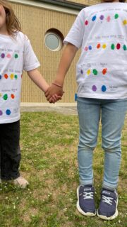 Una notte speciale, di quelle che restano nel cuore per sempre. ✨🌙

Tra giochi, risate e pizza condivisa, abbiamo riempito la serata di piccoli momenti felici. Poi mano nella mano fino alla gelateria, con gli occhi pieni di entusiasmo e il sapore dolce del gelato🍦

Rientrati a scuola, i pigiamini, i dentini lavati e quell’atmosfera tenera che solo i bambini sanno creare. E infine una storia raccontata al buio, tra luci, ombre e pagine che prendevano vita sul soffitto, mentre il silenzio si riempiva di meraviglia. 📖✨

Una serata semplice, ma capace di regalare emozioni immense.
Un ricordo dolcissimo che porteremo con noi, come una piccola magia vissuta insieme. 💛