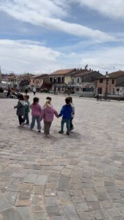 I bambini di 5 anni della nostra scuola hanno vissuto una bellissima esperienza sul territorio: raggiunta la fermata dell’autobus di linea, sono partiti alla volta del Porto Canale di Cesenatico per trascorrere un piacevole pomeriggio in biblioteca. 📚 

Tra favole, illustrazioni e storie meravigliose, i bambini hanno potuto immergersi nel mondo della lettura e della fantasia, vivendo un momento ricco di scoperta, curiosità e condivisione. 🩵