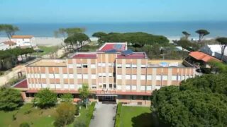 Nel giardino della Scuola Schuster ci sono risate, corse, amicizie… e piccoli momenti dell’infanzia che restano per sempre 💛 

Tra questi, l’altalena: l’attesa del proprio turno, una risata condivisa… e quella sensazione di volare 🎠 

Oggi quelle altalene hanno bisogno del nostro aiuto. 
Per questo abbiamo lanciato la campagna “INSIEME… FACCIAMOLI VOLARE!” 

👉 Guarda il video, clicca il link in bio e scopri il progetto e aiutaci a regalare ai bambini nuove altalene sicure: 
https://www.ideaginger.it/progetti/insieme-facciamoli-volare.html 

💛 Anche una piccola donazione o una condivisione possono fare la differenza.