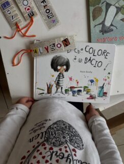 📚 IL MEGLIO DEL NOSTRO ANNO 📚
Le nostre letture

Ogni storia ci ha fatto viaggiare con la fantasia, emozionare, riflettere e sognare. ✨

Tra pagine sfogliate insieme, albi illustrati, racconti e personaggi indimenticabili, abbiamo scoperto che un libro può aprire mondi nuovi e far nascere domande, sorrisi e meraviglia.

Per noi leggere significa crescere insieme, un’avventura alla volta. 💙

Riviviamo alcuni dei momenti più belli dedicati alle nostre letture. 🩵