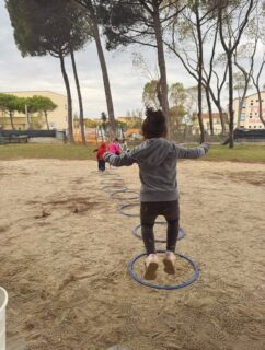🌿 IL MEGLIO DEL NOSTRO ANNO 🌿
Le attività all’aperto

Crescere significa anche sporcarsi le mani, correre a piedi nudi sull’erba, osservare la natura, sperimentare, esplorare e meravigliarsi di fronte alle piccole grandi scoperte di ogni giorno. ☀️🌱

Il nostro giardino, la spiaggia, le passeggiate e tutti gli spazi all’aria aperta sono stati luoghi di gioco, di amicizia e di apprendimento.

Riviviamo insieme alcuni dei momenti più belli di questo anno scolastico. 💙