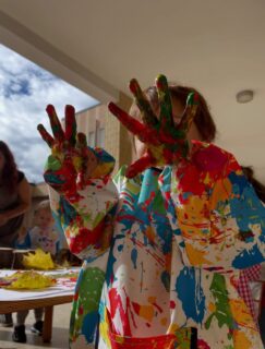 🎨 IL MEGLIO DEL NOSTRO ANNO 🎨
I laboratori creativi

Toccare, sentire, manipolare, sperimentare. ✨

Con materiali sempre diversi, consistenze da esplorare, colori e tanta fantasia, ogni laboratorio è diventato un’occasione per creare, scoprire ed esprimere sé stessi.

Riviviamo insieme alcuni dei momenti più belli dei nostri laboratori creativi. 💙