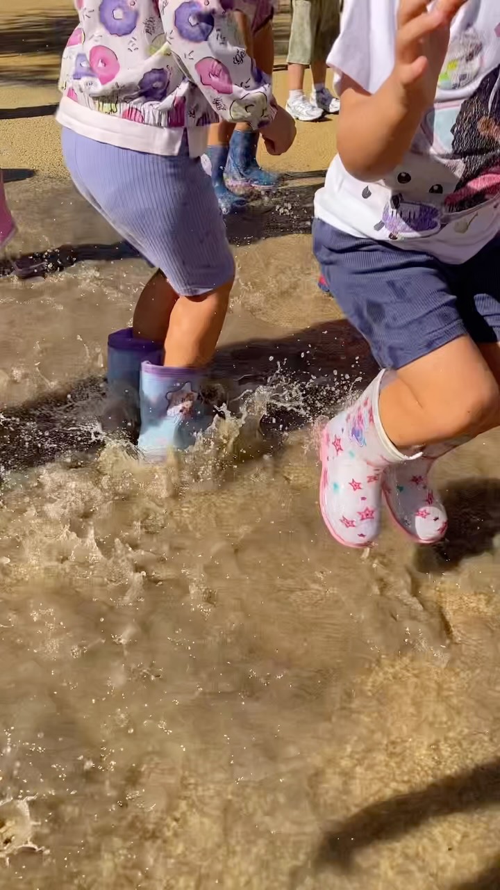 Ma quanto ci divertiamo a saltare nelle pozzanghere? 😍🤩