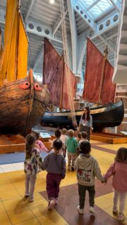 Ieri mattina abbiamo visitato il Museo della Marineria di Cesenatico, scoprendo una delle ricchezze più preziose del nostro territorio. Tra barche, racconti e tradizioni, i bambini hanno potuto osservare da vicino le meraviglie del nostro paese.

E per concludere, un bellissimo laboratorio creativo: piccole vele da decorare con gli stampi tradizionali utilizzati per abbellire le antiche vele delle barche! 

Un’esperienza speciale per conoscere e custodire le nostre tradizioni. ❤️⚓️
@museodellamarineria 

#cesenatico #scuolaschuster