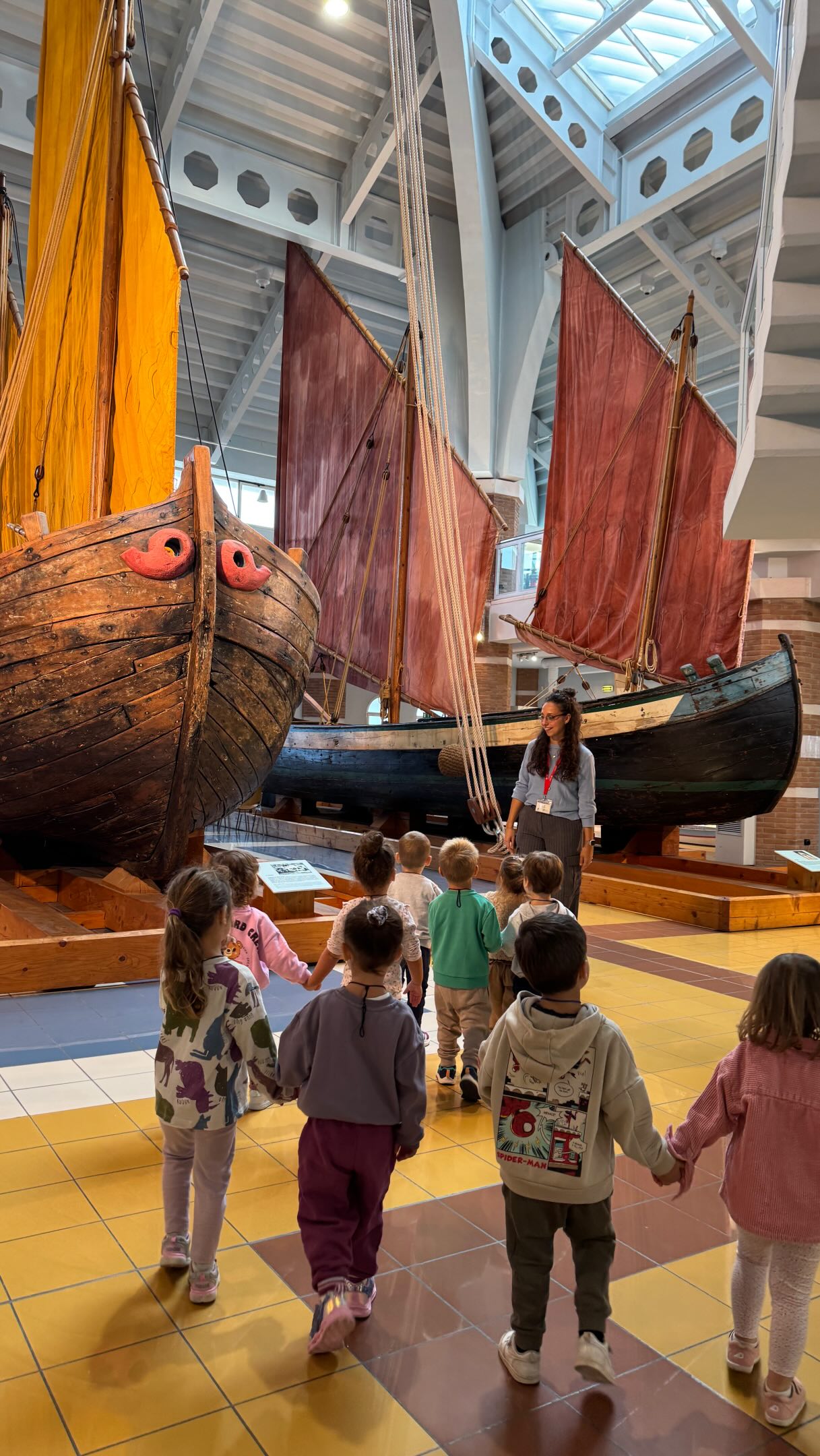 Ieri mattina abbiamo visitato il Museo della Marineria di Cesenatico, scoprendo una delle ricchezze più preziose del nostro territorio. Tra barche, racconti e tradizioni, i bambini hanno potuto osservare da vicino le meraviglie del nostro paese.

E per concludere, un bellissimo laboratorio creativo: piccole vele da decorare con gli stampi tradizionali utilizzati per abbellire le antiche vele delle barche! 

Un’esperienza speciale per conoscere e custodire le nostre tradizioni. ❤️⚓️
@museodellamarineria 

#cesenatico #scuolaschuster